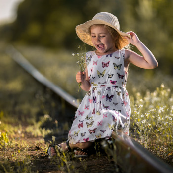 Bērnu fotosesja,baltās neaizmirstules,šaursliežu dzelzsceļš.Vanesa un Beāte, fotogrāfs Alūksnē